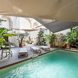 Porta Di Castro Boutique & Pool מלון